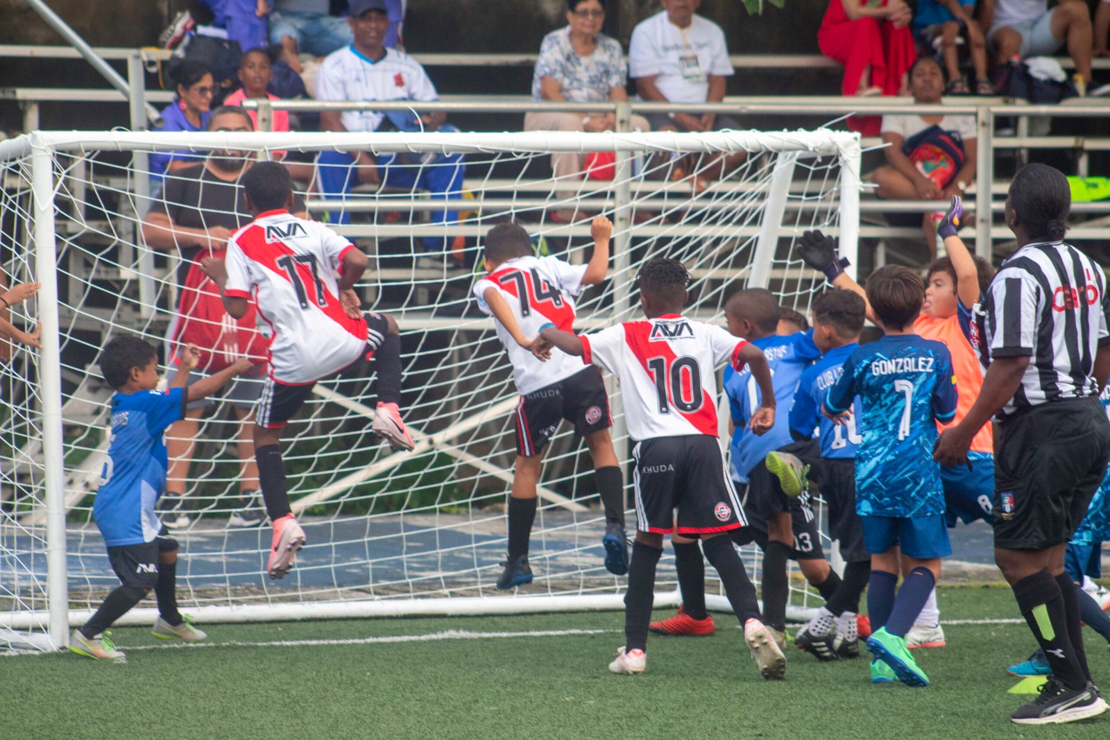 Niños entrenando fútbol en categoría Baby en cancha de San Andrés