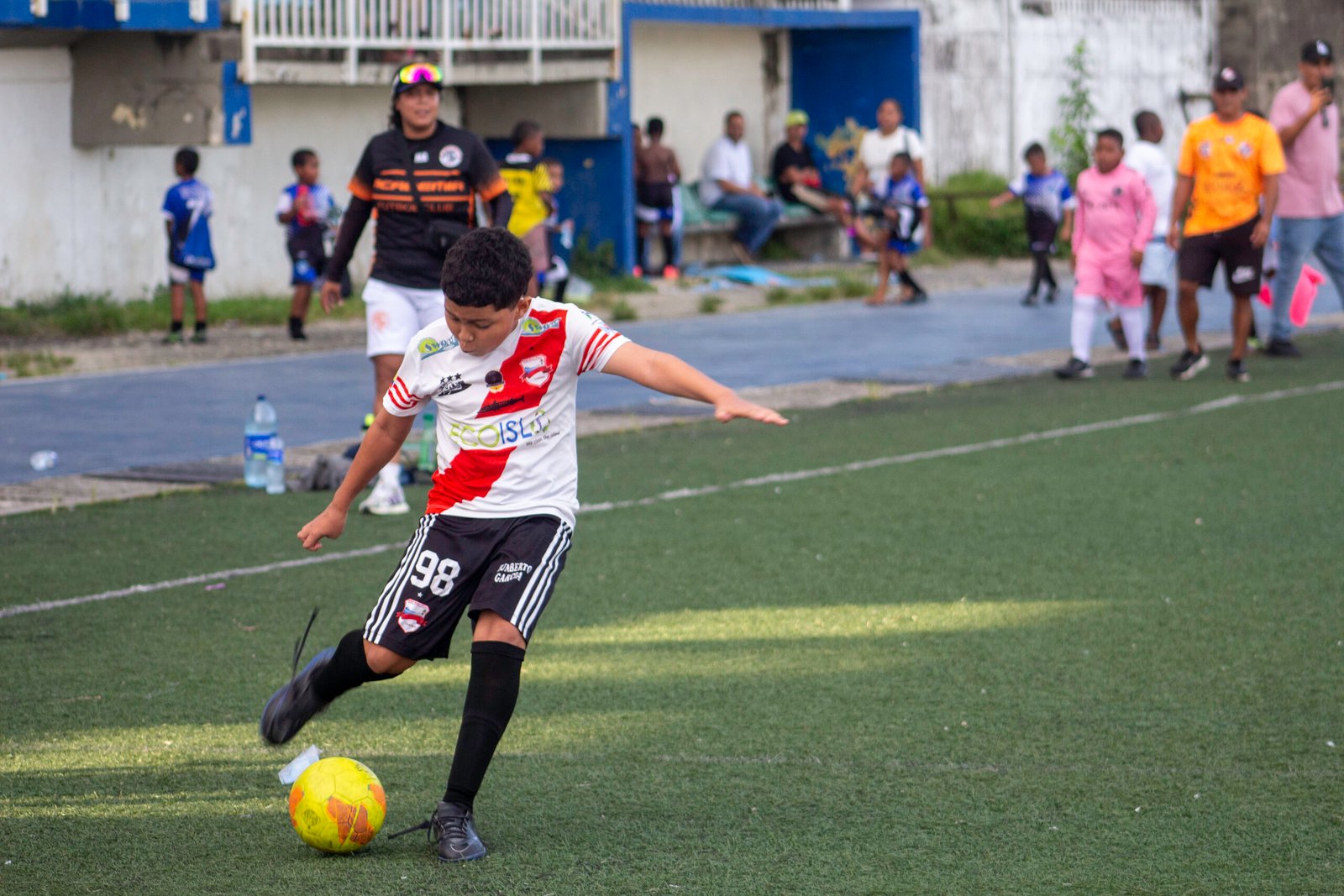 Niños en categoría Pre Infantil practicando fútbol en equipo