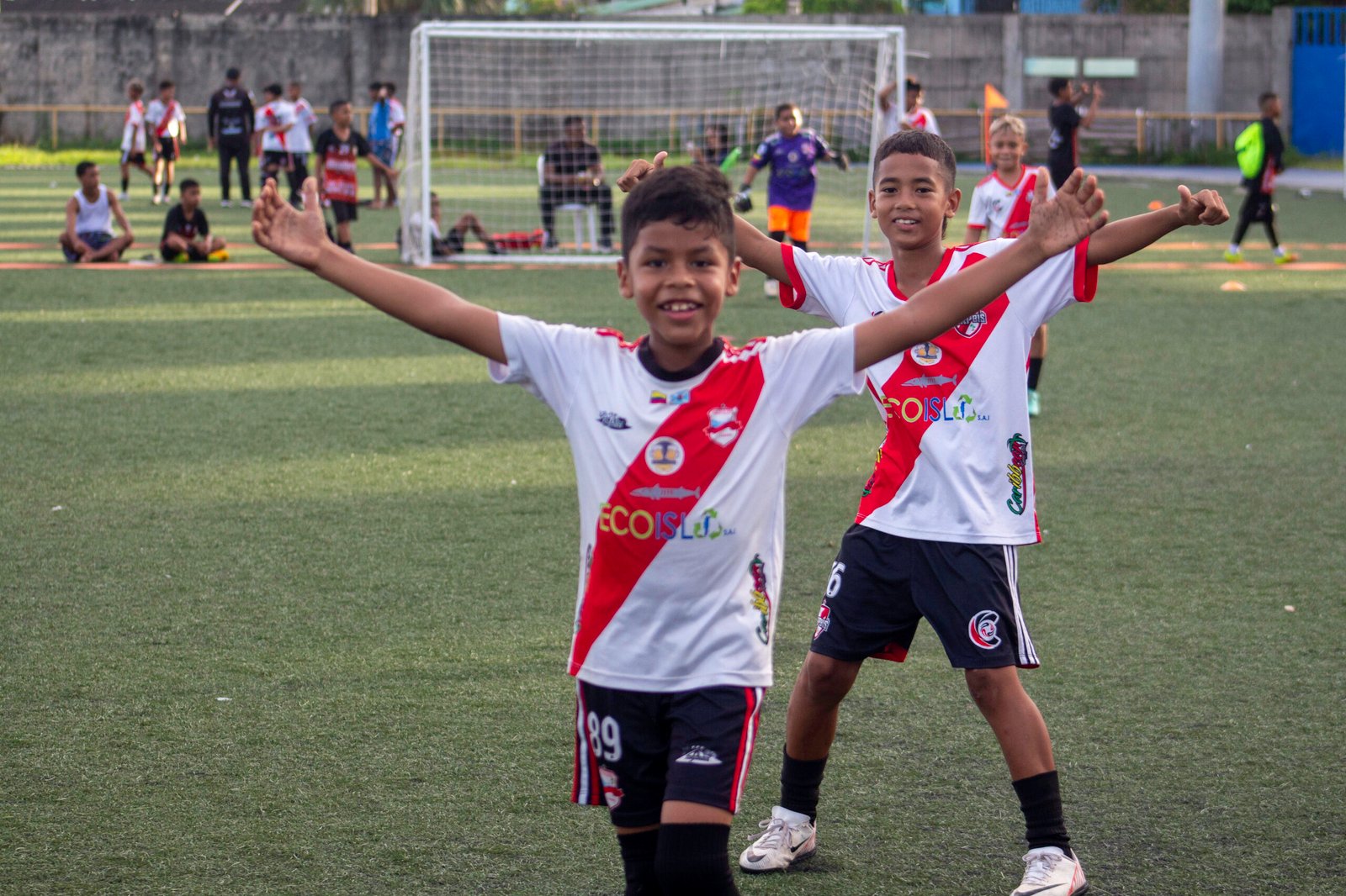 Niños jugando fútbol en categoría Pony durante entrenamiento