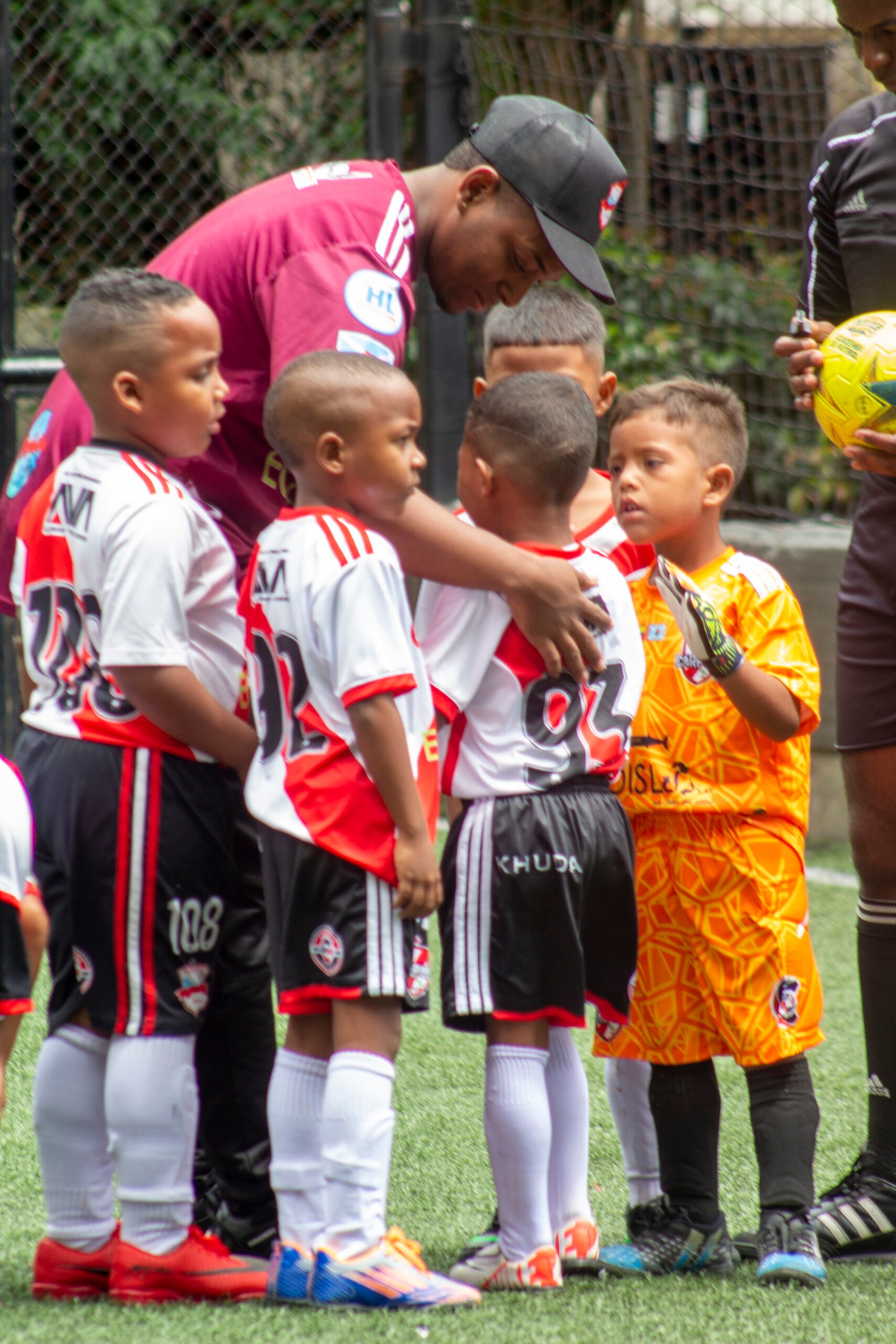 Niños pequeños jugando fútbol en categoría Teteritos en San Andrés