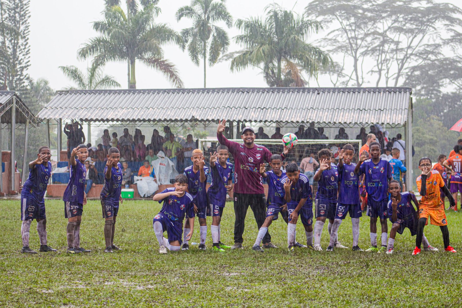 Jugadores de categoría Infantil entrenando fútbol en San Andrés