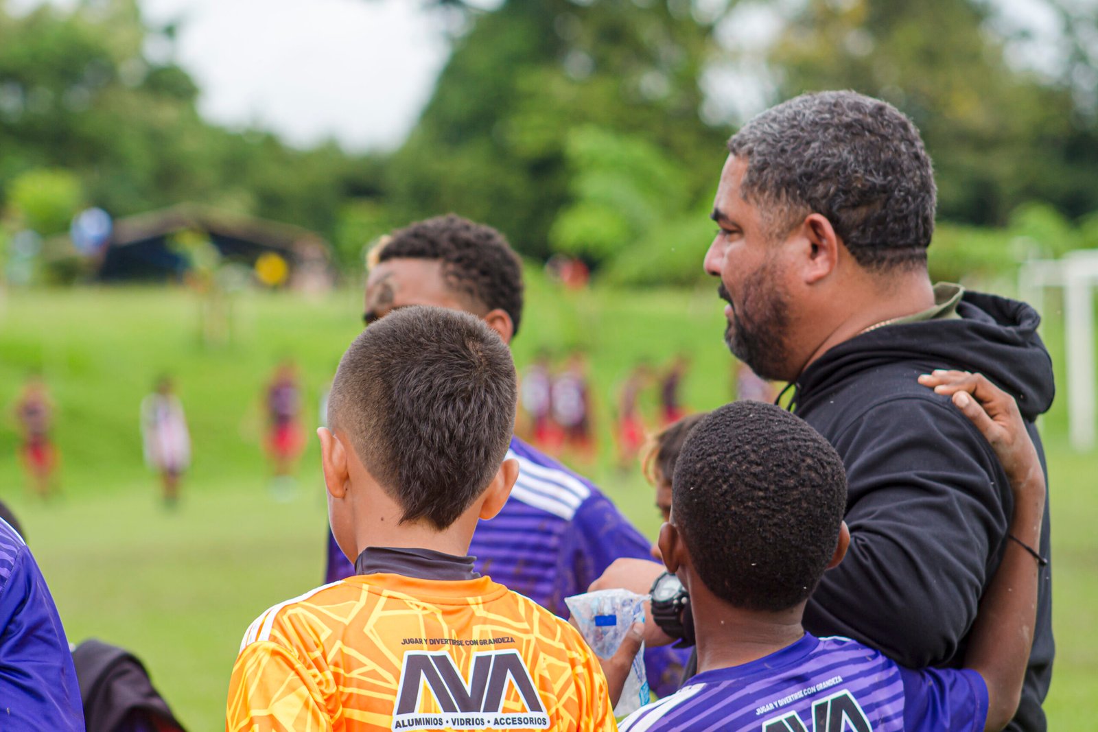 Jugadores de categoría Pre juvenil entrenando fútbol en San Andrés